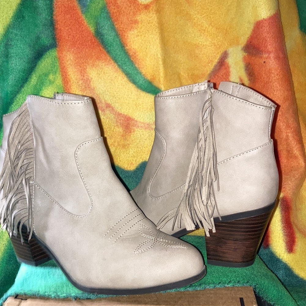 Sam & Libby Ankle high boots Tan  Size 8 1/2 Fringe accents Side Zipper Med heel